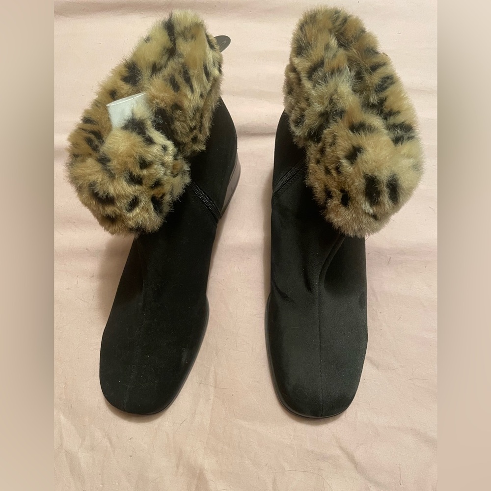 PRICE FIRM • NWT La Canadienne booties women’s size 11 suede waterproof
